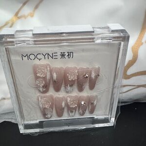 MOCYNE Floral Embellished False Nails